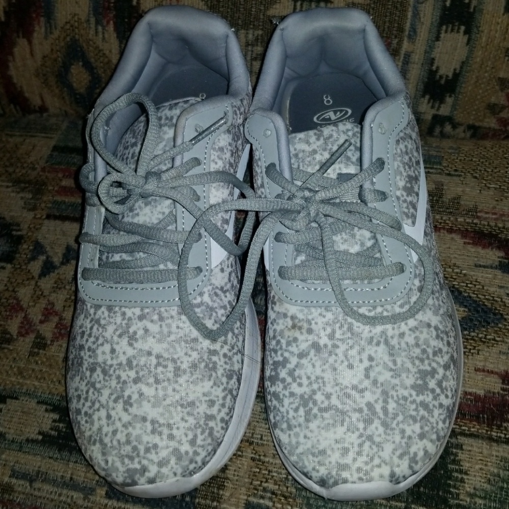 Tennis shoes